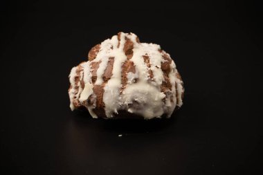 Siyah arka planda hindistan cevizi kremalı profiterol.. 