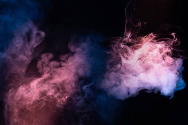 Siyah arka planda mavi ve pembe buhar. Boşluğu kopyala.