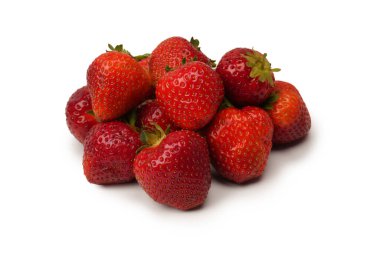 Çilekli. Beyaz arka planda izole edilmiş taze böğürtlen grubu. 