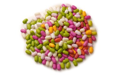 Beyaz arka planda izole edilmiş çok renkli şekerler..  
