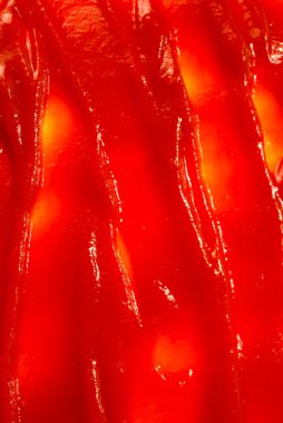 Kırmızı sos arka plan olarak sıçrar.