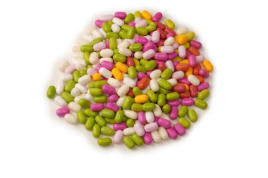 Beyaz arka planda izole edilmiş çok renkli şekerler..  