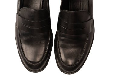 Beyaz arka planda izole edilmiş siyah deri ayakkabılar.. 