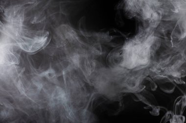 Siyah arka planda beyaz buhar. Boşluğu kopyala.