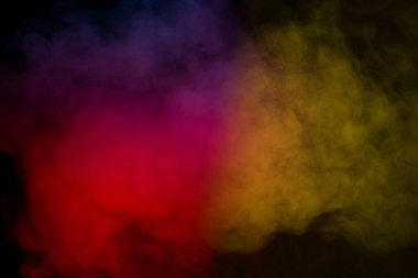 Siyah arka planda sarı buhar. Boşluğu kopyala.