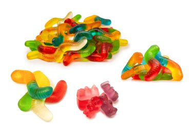 Beyaza izole edilmiş sulu renkli jöle tatlılar. Şekerleme. Jöle yılanları.. 