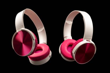 Siyah arkaplanda pembe ve beyaz kulaklıklar var.. 