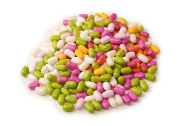 Beyaz arka planda izole edilmiş çok renkli şekerler..  