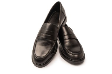 Beyaz arka planda izole edilmiş siyah deri ayakkabılar.. 