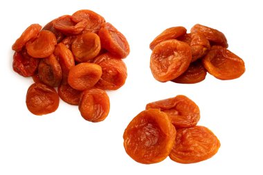 Beyaz arka planda izole edilmiş kurumuş kayısılar..