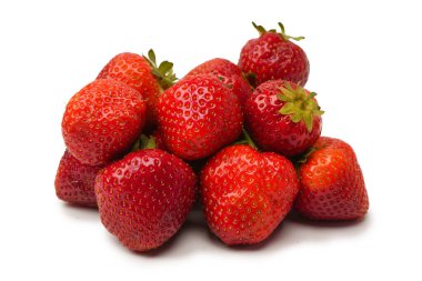 Çilekli. Beyaz arka planda izole edilmiş taze böğürtlen grubu. 