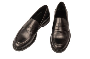 Beyaz arka planda izole edilmiş siyah deri ayakkabılar.. 