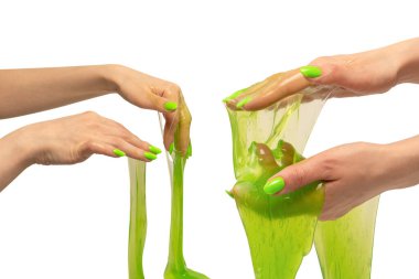 Beyaz arka planda yeşil tırnaklı yeşil balçık oyuncağı. 