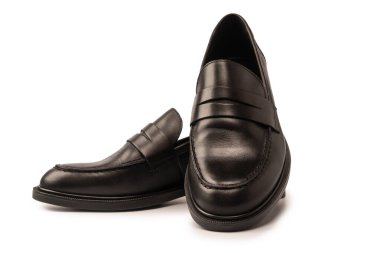 Beyaz arka planda izole edilmiş siyah deri ayakkabılar.. 