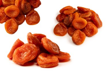 Beyaz arka planda izole edilmiş kurumuş kayısılar..