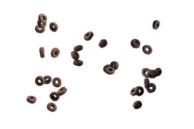 Çikolata halkaları gevrekleri bir kaseye dökülür. Kahvaltıda. Beyaz bir arkaplanda izole edilmiş. 