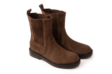 Kahverengi deri çizmeler beyaz arka planda izole edilmiş.. 