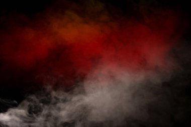 Siyah arka planda turuncu ve kırmızı buhar. Boşluğu kopyala.