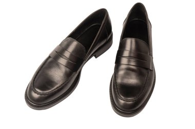 Beyaz arka planda izole edilmiş siyah deri ayakkabılar.. 