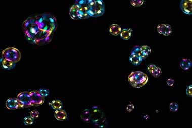 Sabun köpükleri siyah arka planda izole edilmiş. Boşluğu kopyala. 