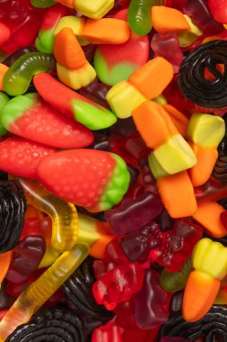 Çeşitli renkli sakızlı şekerler. Üst te. Jöle tatlılar.
