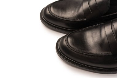 Beyaz arka planda izole edilmiş siyah deri ayakkabılar.. 