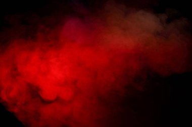 Siyah arka planda turuncu ve kırmızı buhar. Boşluğu kopyala.