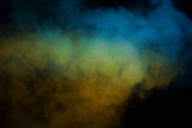 Siyah arka planda sarı buhar. Boşluğu kopyala.