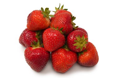 Çilekli. Beyaz arka planda izole edilmiş taze böğürtlen grubu. 