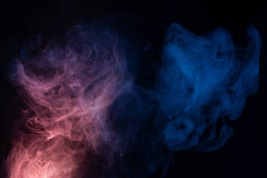 Siyah arkaplanda mavi buhar. 