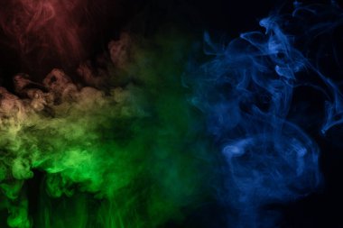 Siyah arka planda mavi ve pembe buhar. Boşluğu kopyala.