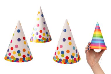 Beyaz arkaplanda izole edilmiş renkli doğum günü şapkası.