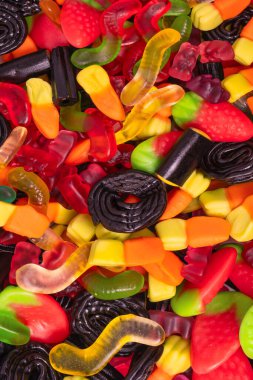 Çeşitli renkli sakızlı şekerler. Üst te. Jöle tatlılar.