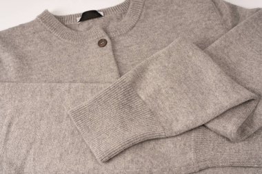 Arka plan olarak gri hırka dokusu. Örgü desenli. Üst görünüm. 