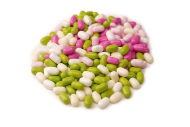 Beyaz arka planda izole edilmiş çok renkli şekerler..  