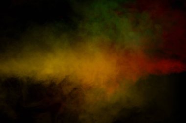 Siyah arka planda sarı buhar. Boşluğu kopyala.