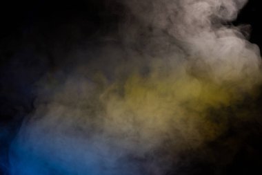 Siyah arka planda mavi ve mor buhar. Boşluğu kopyala.