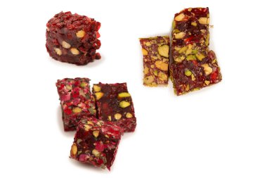 Nar ve şam fıstıklı tatlı rulo, Türk tatlıları. Türk rahat beyaz zemin üzerinde izole.