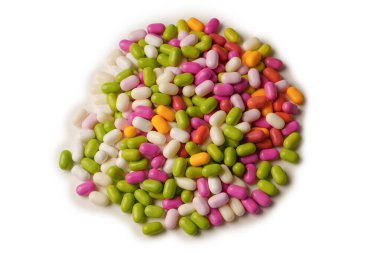 Beyaz arka planda izole edilmiş çok renkli şekerler..  