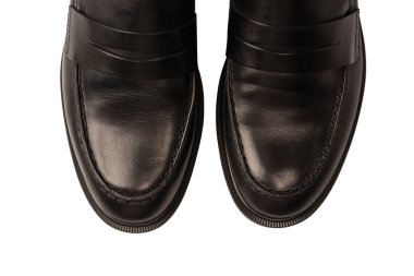 Beyaz arka planda izole edilmiş siyah deri ayakkabılar.. 