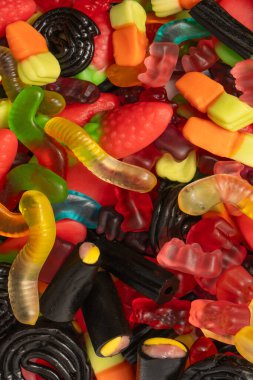 Çeşitli renkli sakızlı şekerler. Üst te. Jöle tatlılar.