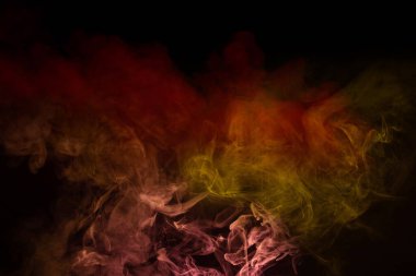 Siyah arka planda turuncu ve kırmızı buhar. Boşluğu kopyala.