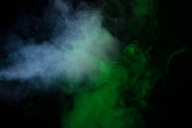 Siyah arka planda mavi ve sarı buhar. Boşluğu kopyala.