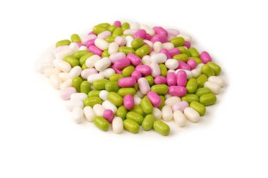 Beyaz arka planda izole edilmiş çok renkli şekerler..  