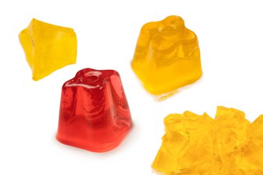 Beyaz arka planda izole edilmiş tatlı meyve jölesi. Jelatin küpleri.