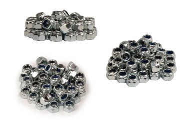 Beyaz arka planda izole edilmiş bir grup metal ceviz. Üst görünüm.