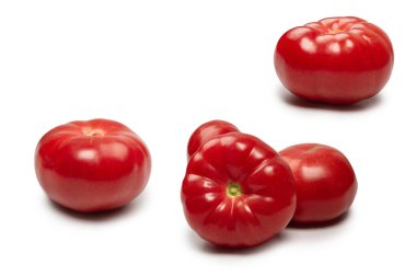 Beyaz arka planda kırmızı taze domates.. 