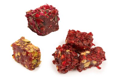 Nar ve şam fıstıklı tatlı rulo, Türk tatlıları. Türk rahat beyaz zemin üzerinde izole.