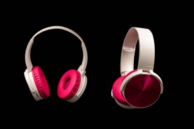 Siyah arkaplanda pembe ve beyaz kulaklıklar var.. 