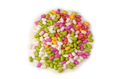 Beyaz arka planda izole edilmiş çok renkli şekerler..  